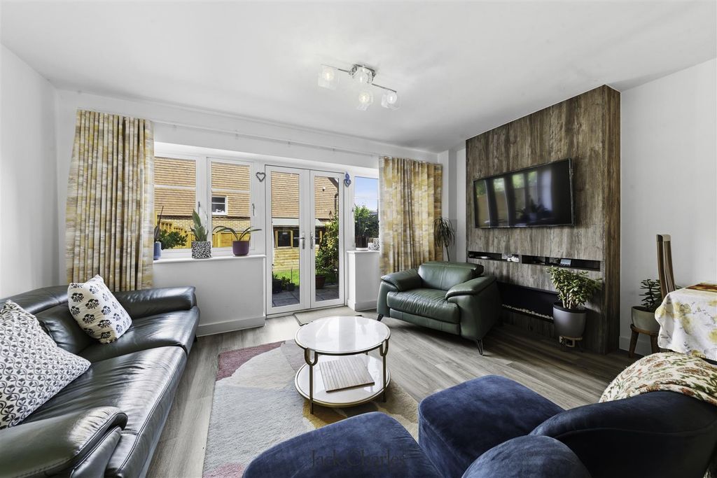Property photo 3 of 28 159B Pembury Road-5.Jpg
