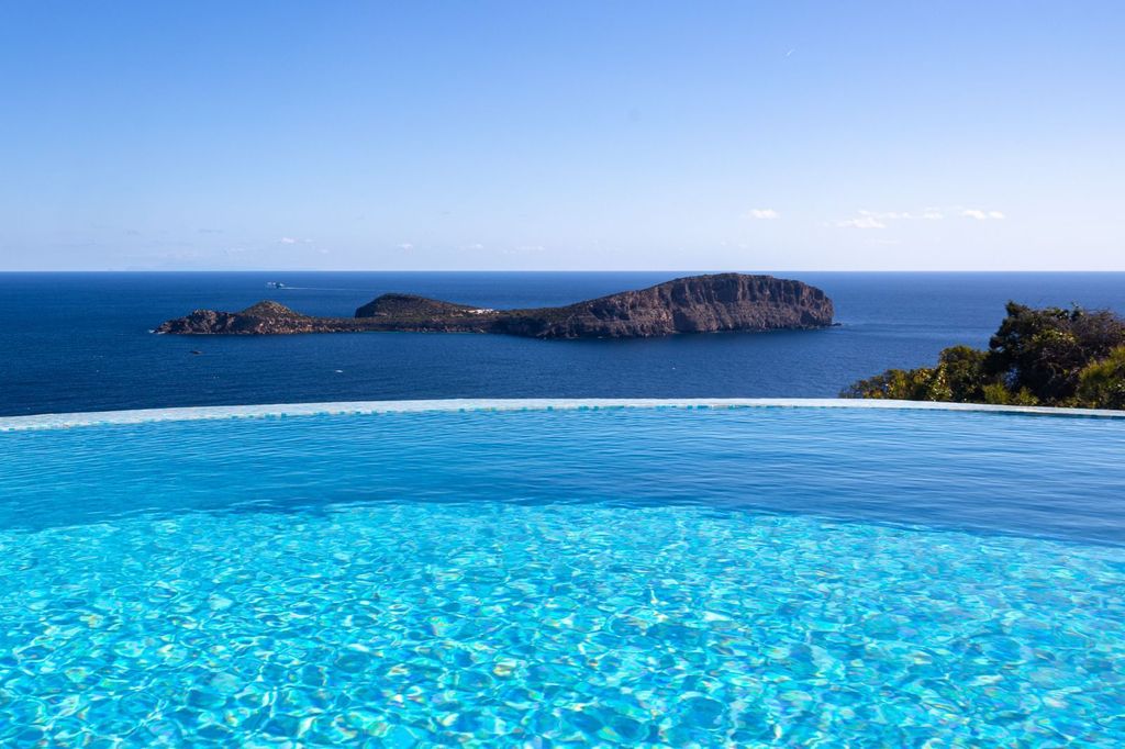 Property photo 3 of 32