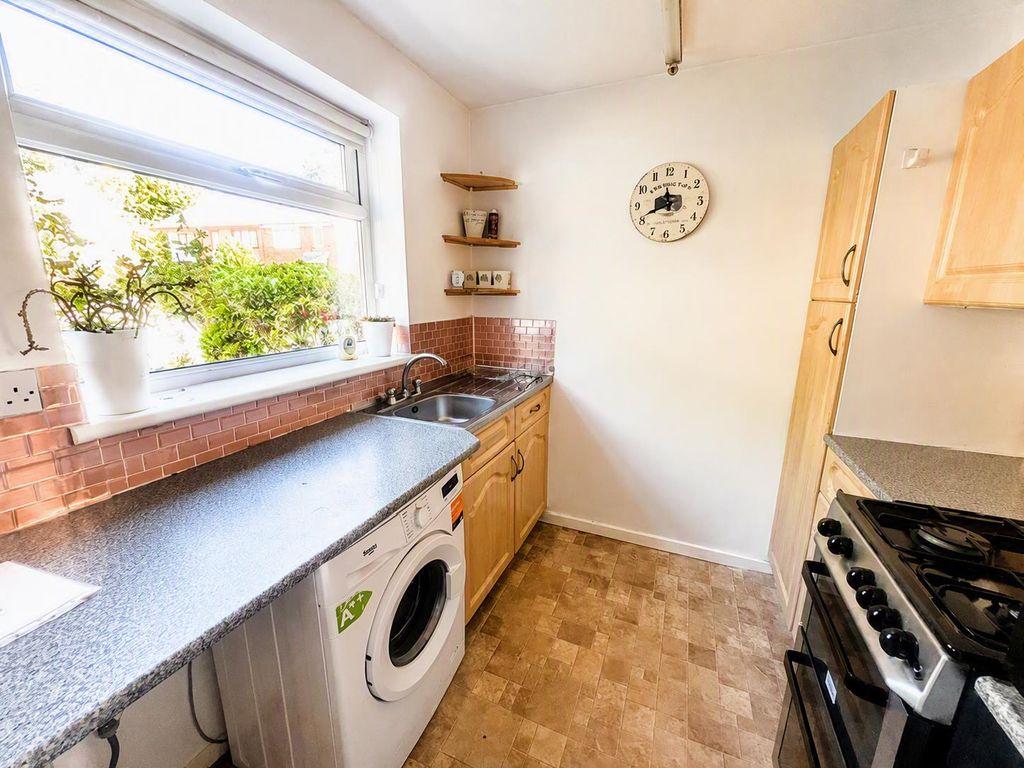 Property photo 3 of 9 Kitchen