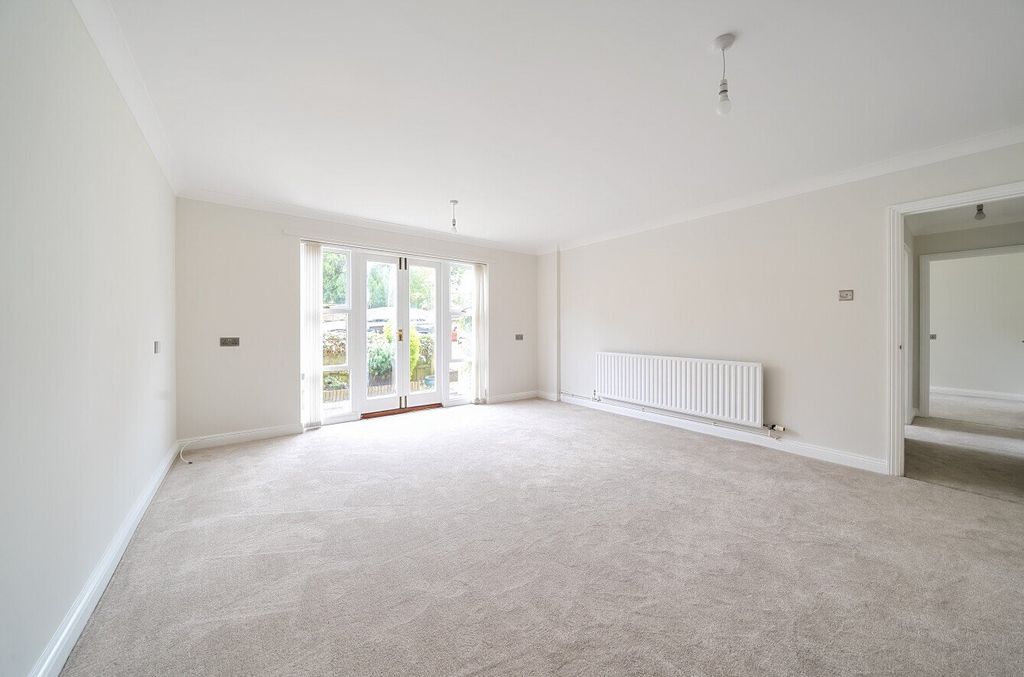 Property photo 2 of 7 Brochure