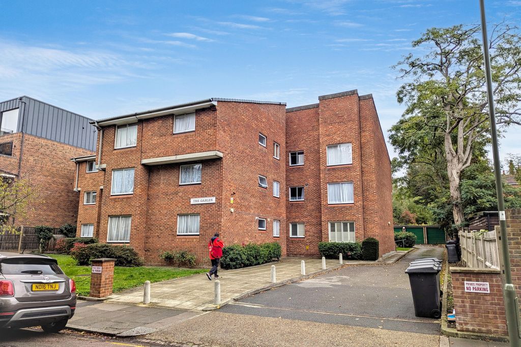 Property photo 2 of 4 Flats 1-11 The Gables, Holden Avenue, London N12 8Hx
