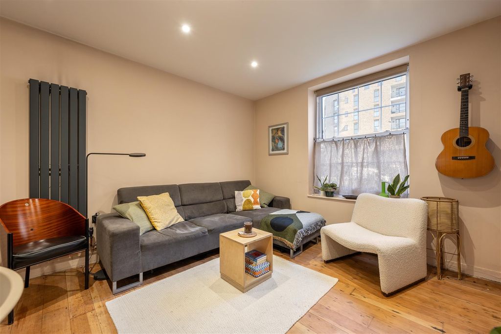 Property photo 3 of 16 Pembury Road, E5