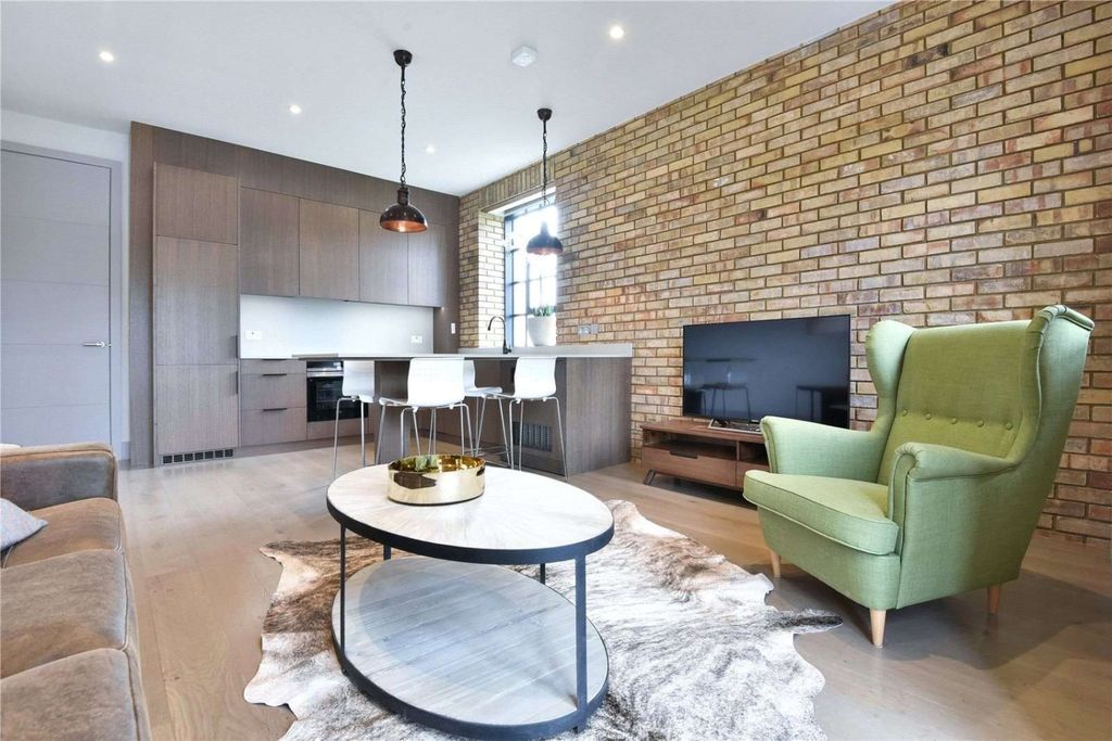 Property photo 3 of 7 Reception/Kitchen