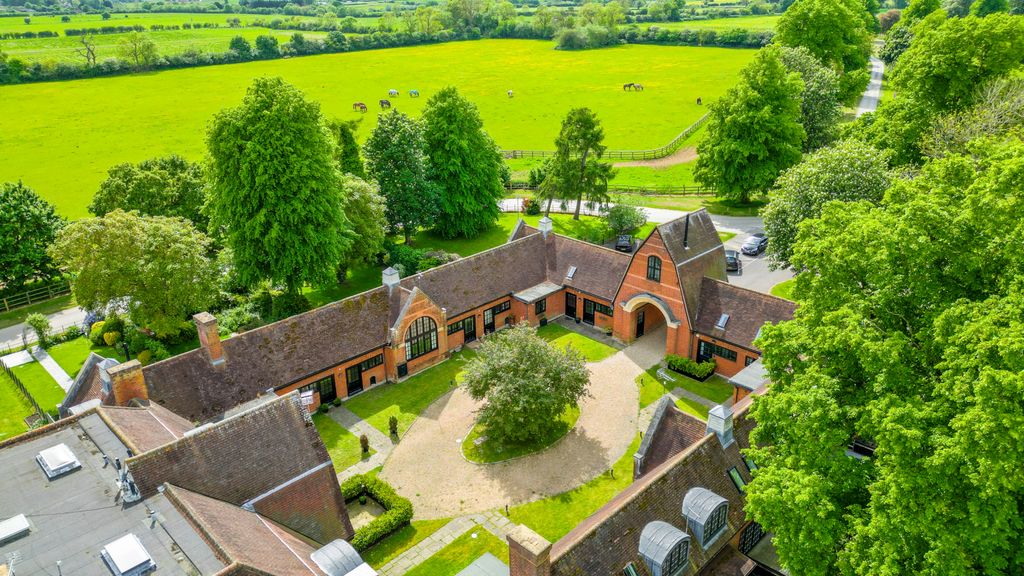 Property photo 1 of 33 The Courtyard, Liscombe Park, Soulbury, Lu7