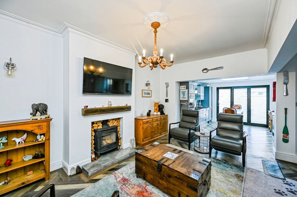 Property photo 3 of 18 Pbox-Img.Jpg