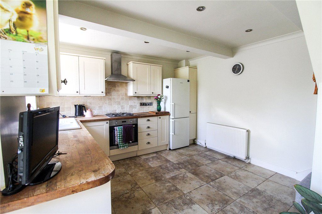 Property photo 2 of 11 Kitchen