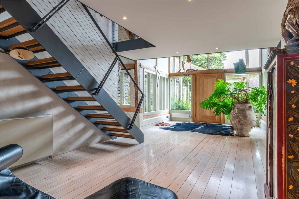 Property photo 2 of 23 Entrance Hall