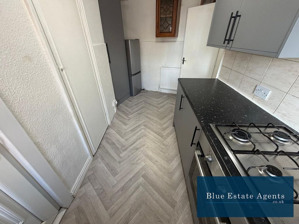 Property photo 3 of 11 Kitchen