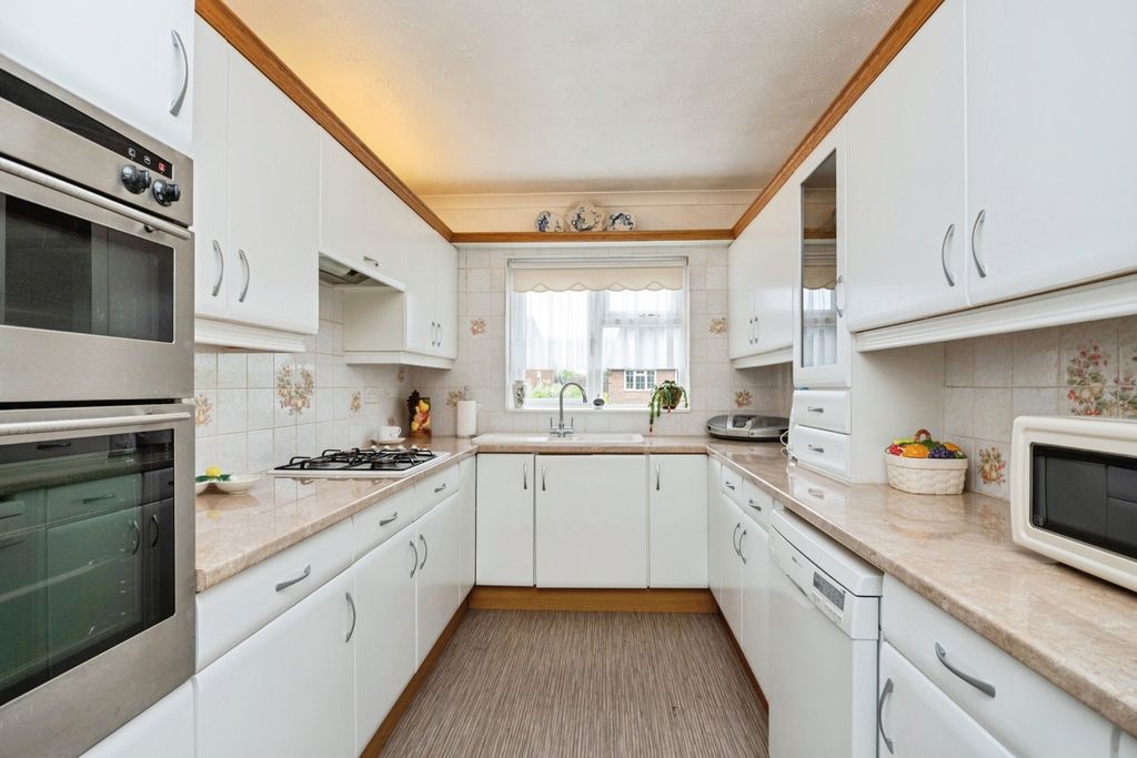 Property photo 3 of 17 Kitchen