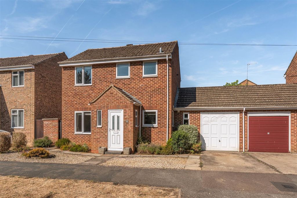Property photo 1 of 17 4 Sycamore Drive, Banbury-1.Jpg