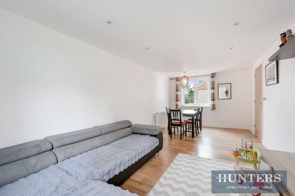 Property photo 3 of 8 Oakley Court (8).Jpg