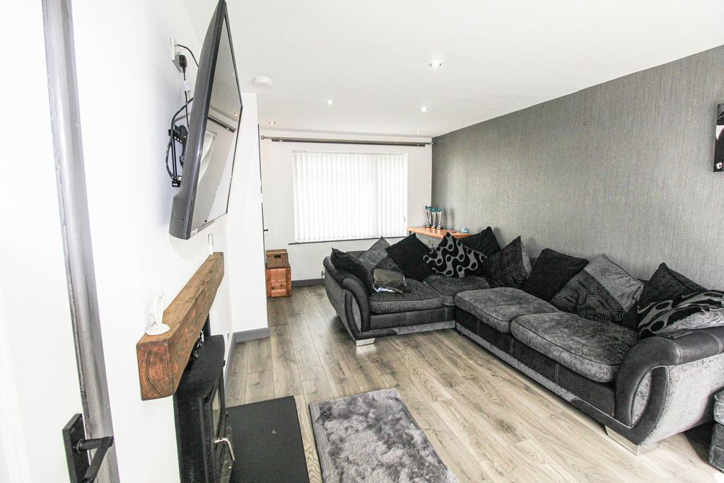 Property photo 3 of 12 Lounge