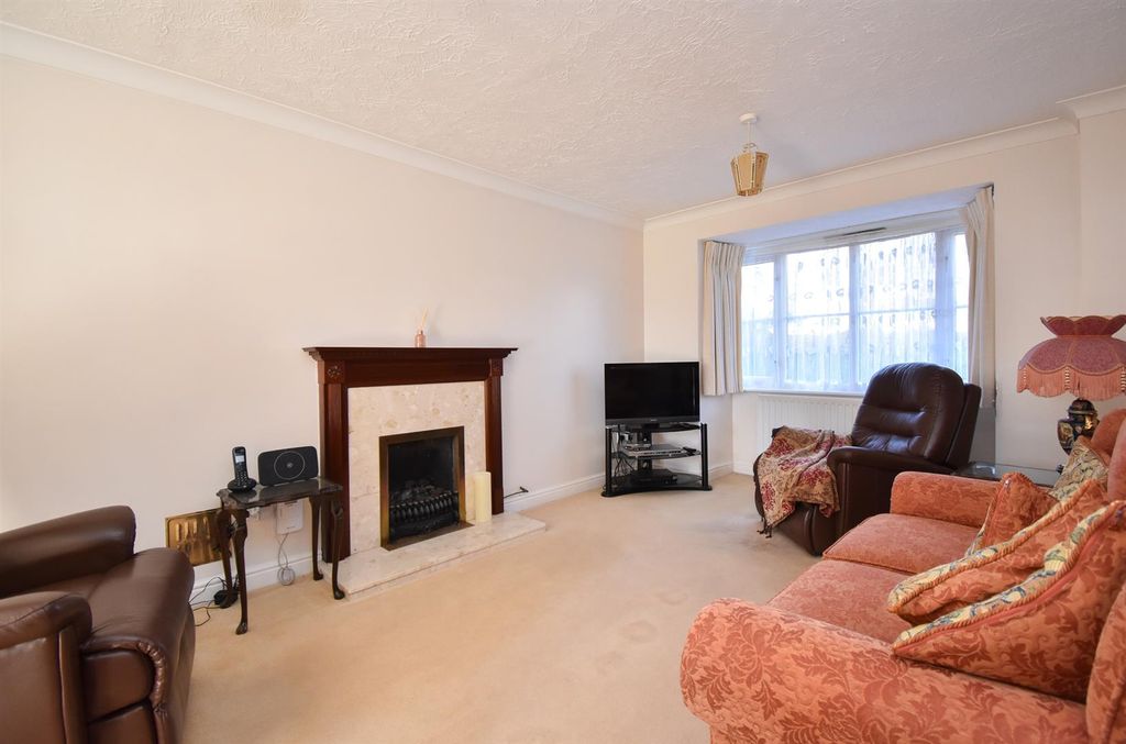 Property photo 2 of 22 Living Room