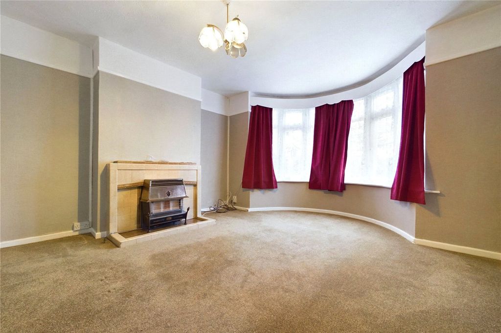 Property photo 3 of 13 Lounge