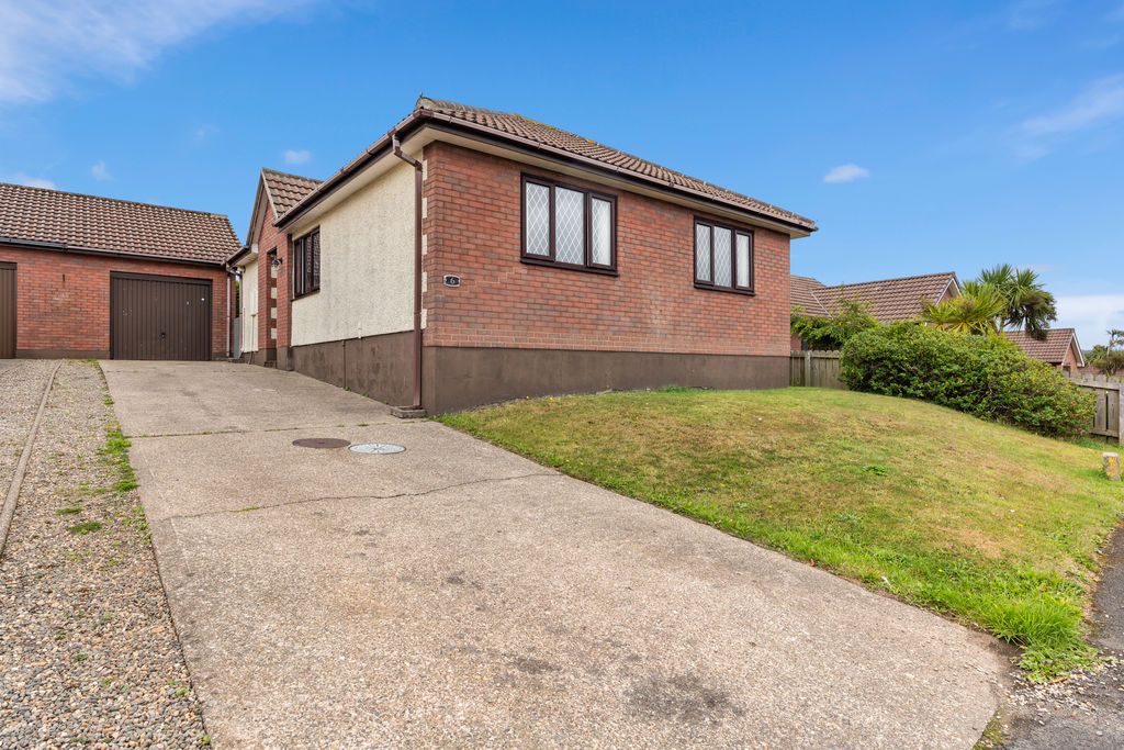 Property photo 2 of 20 6 Hawthorn Close