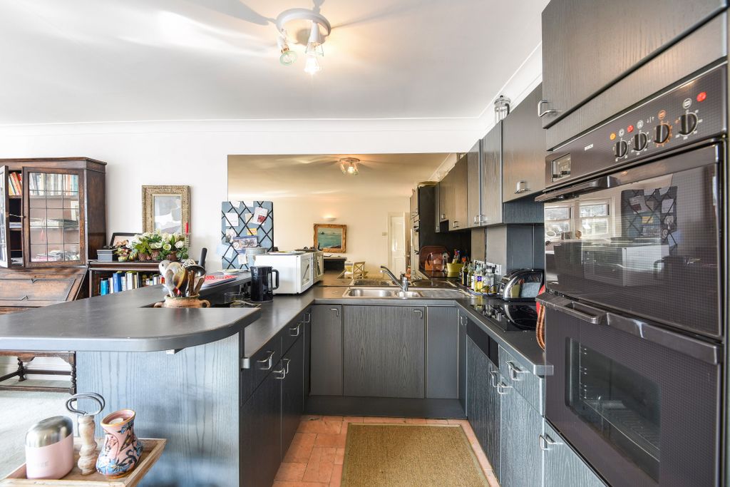 Property photo 3 of 9 Kitchen