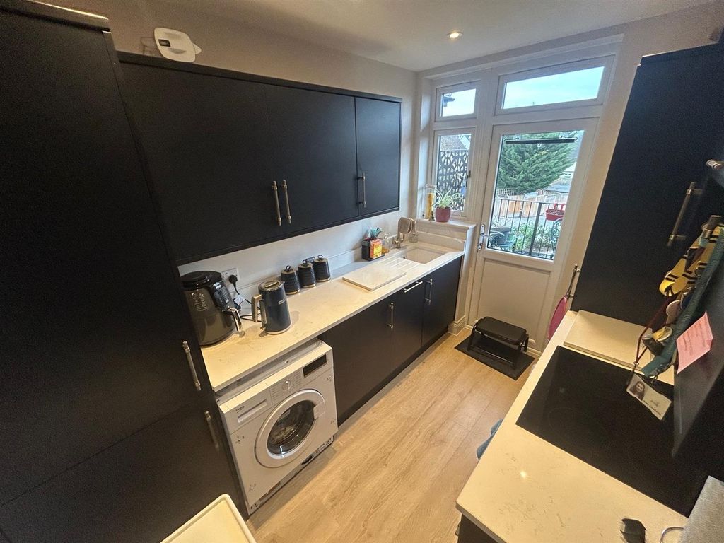 Property photo 3 of 9 Kitchen