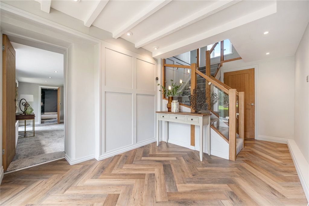 Property photo 2 of 38 Entrance Hall