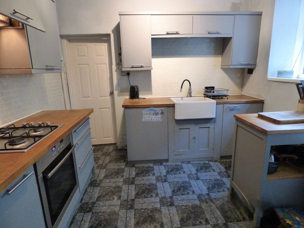 Property photo 2 of 18 Kitchen