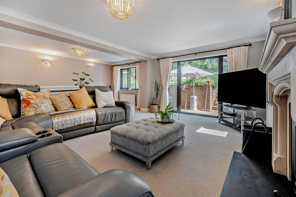 Property photo 3 of 22 8615944-Interior04-800.Jpg