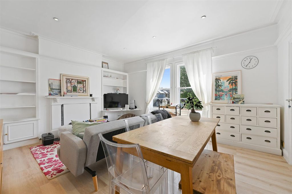 Property photo 3 of 11 Poplar Grove - Reception