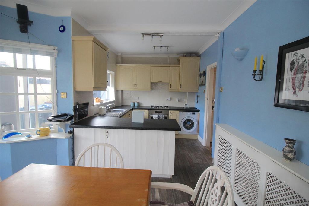 Property photo 3 of 11 Kitchen