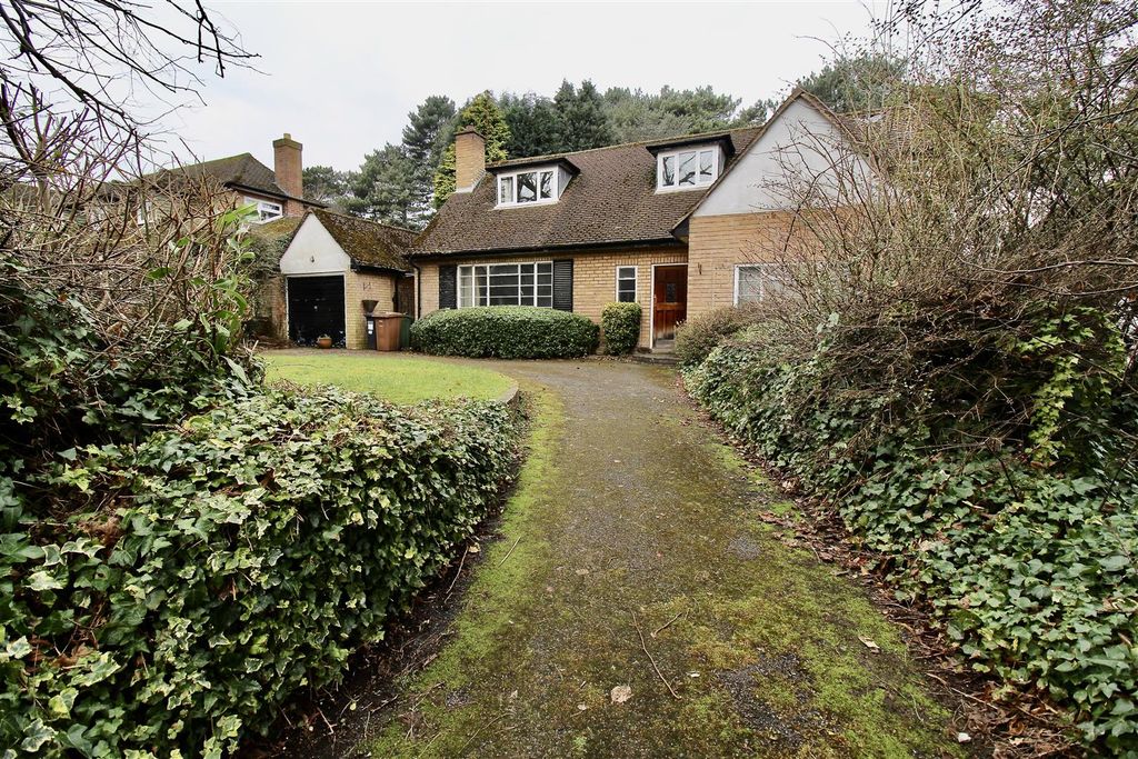 Property photo 1 of 32 Front Garden