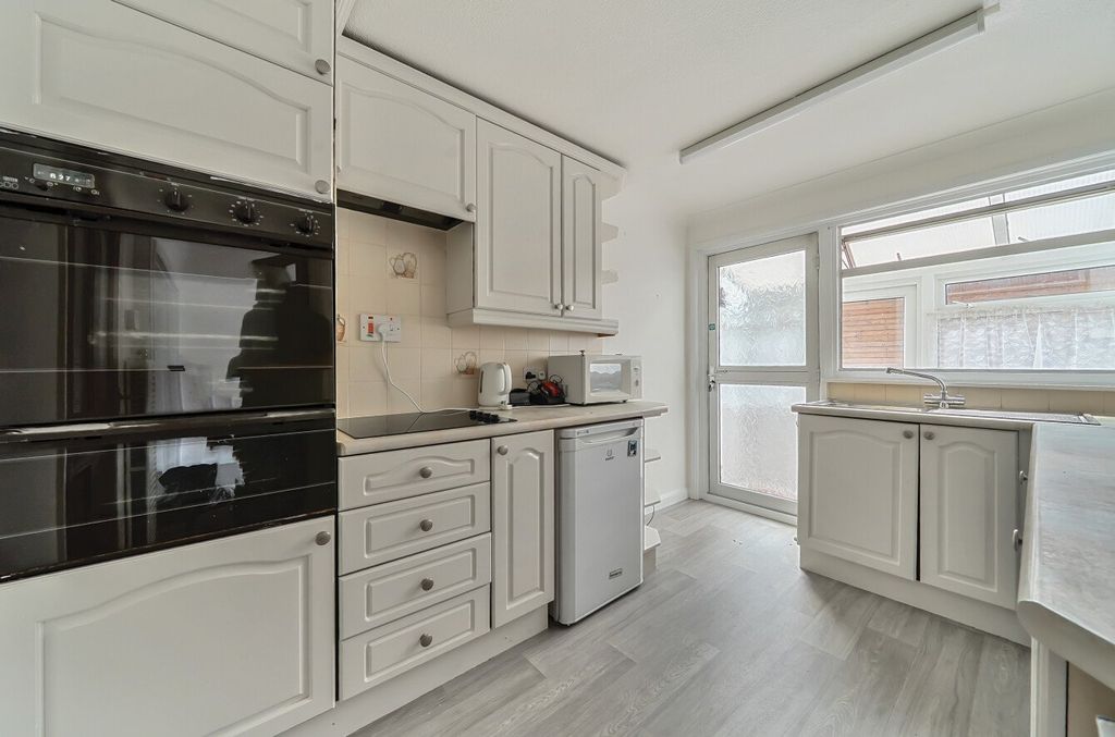 Property photo 2 of 10 Kitchen