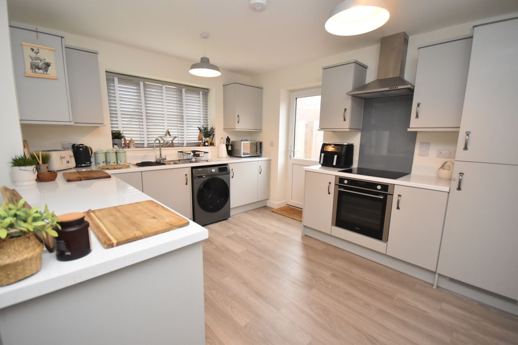 Property photo 2 of 18 Kitchen