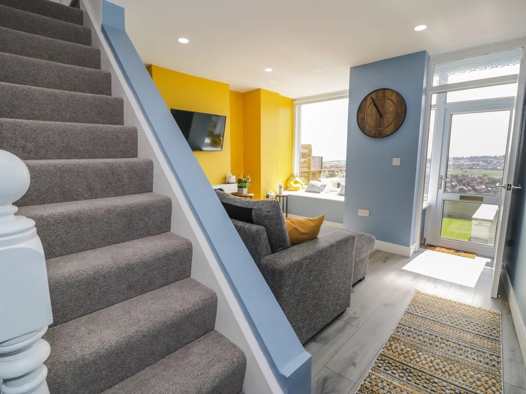 Property photo 3 of 22 Front Reception 1