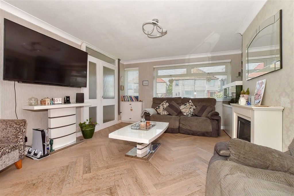 Property photo 3 of 11 Lounge