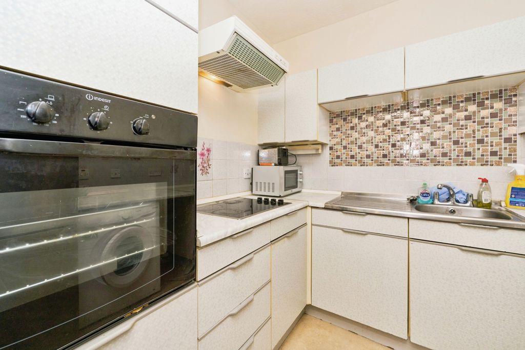 Property photo 3 of 10 Kitchen