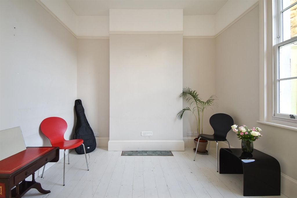 Property photo 2 of 20 Living Room