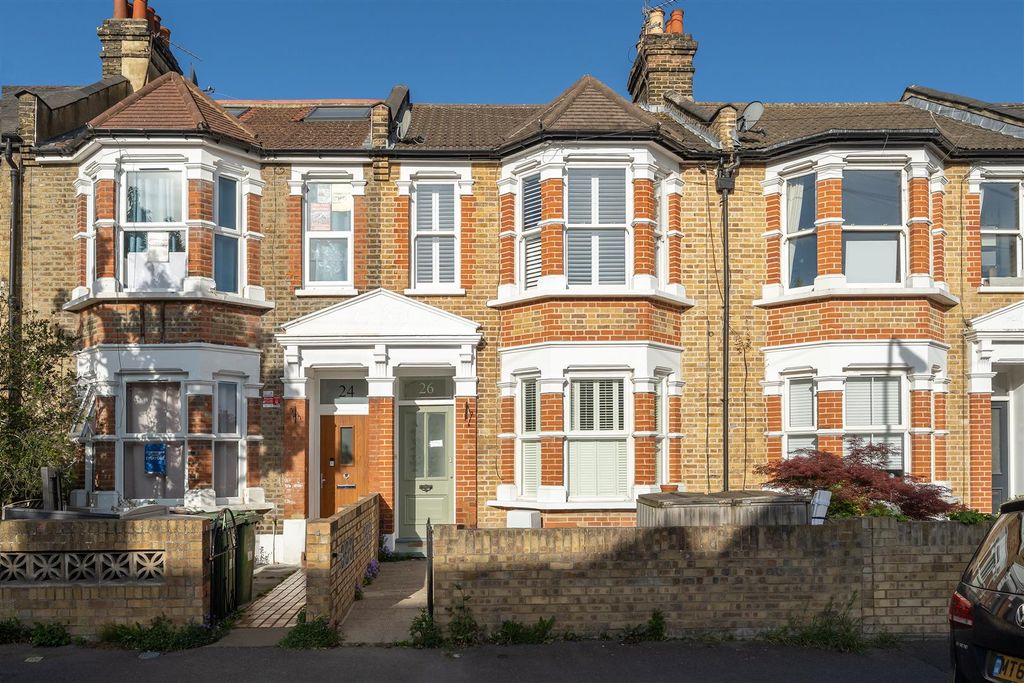 Property photo 1 of 18 Beacontree Road, E11