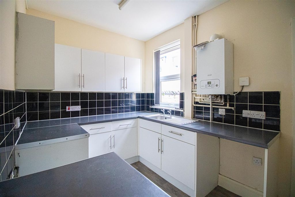 Property photo 3 of 9 Kitchen