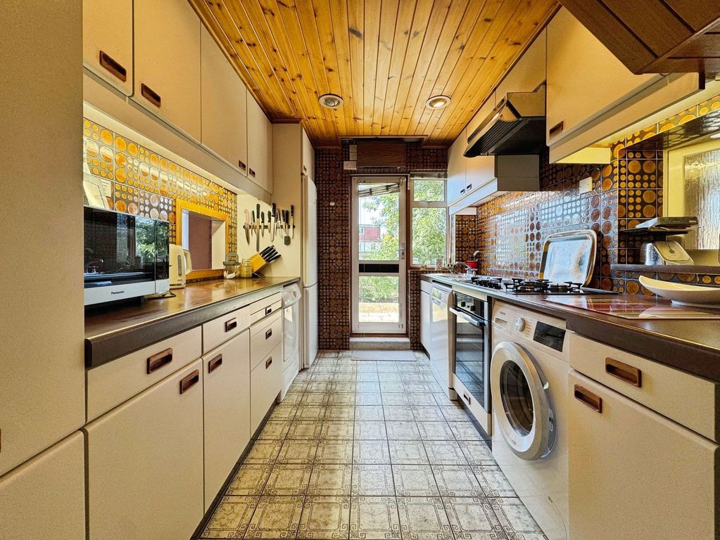 Property photo 3 of 19 Kitchen