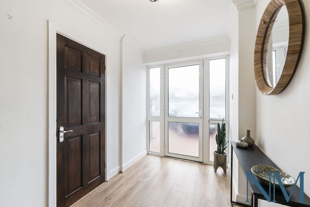 Property photo 2 of 34 Gallery