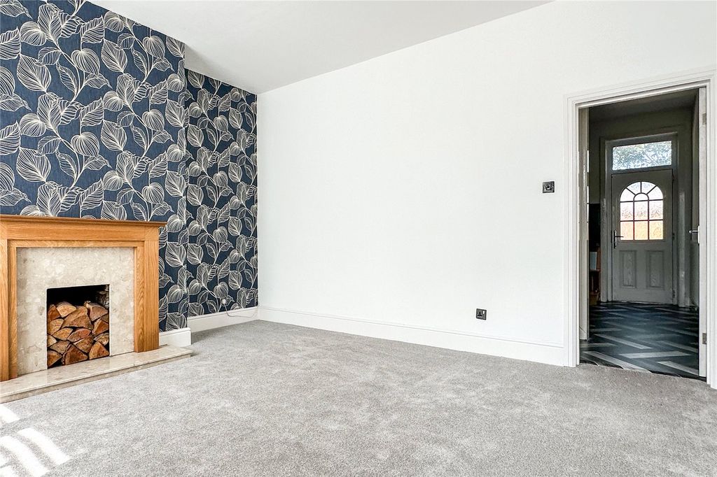 Property photo 3 of 14 Lounge