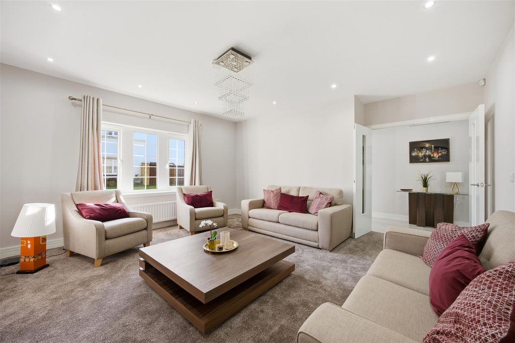 Property photo 3 of 38 10_Luggie_Ave_Kirkintilloch_010.Jpg