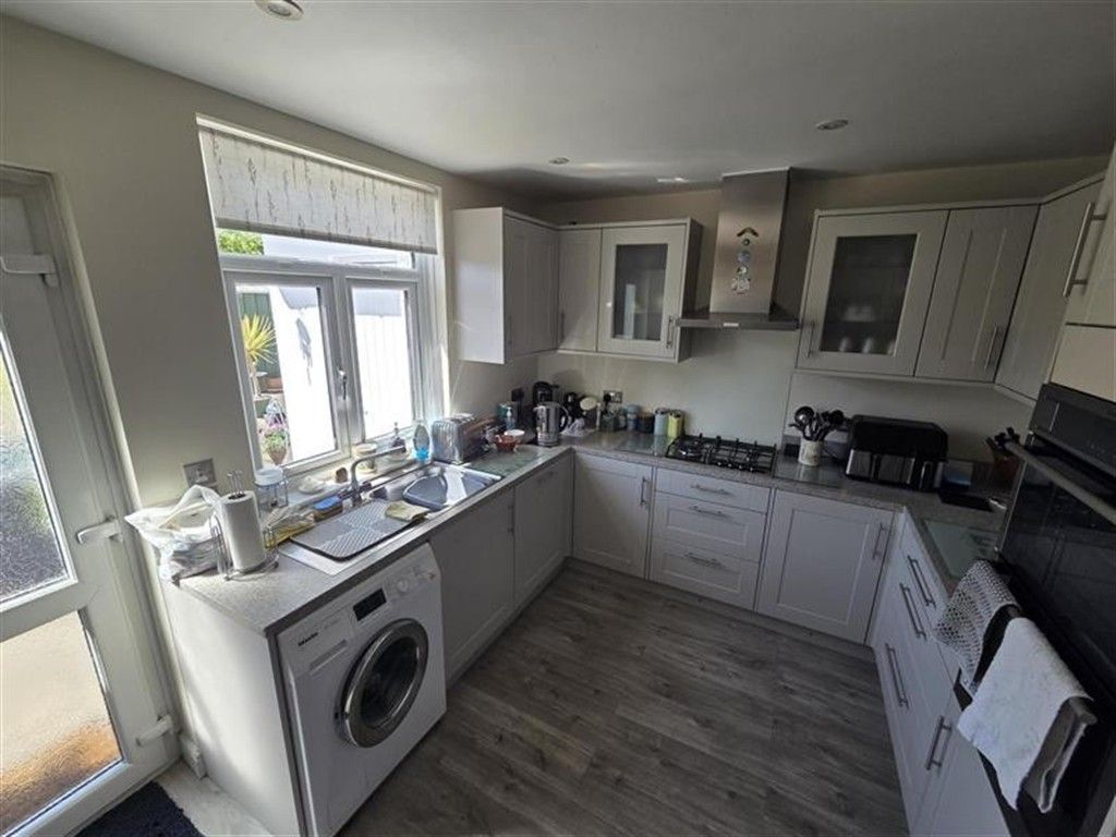 Property photo 3 of 10 Kitchen