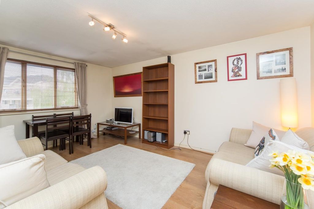 Property photo 1 of 17 Lounge