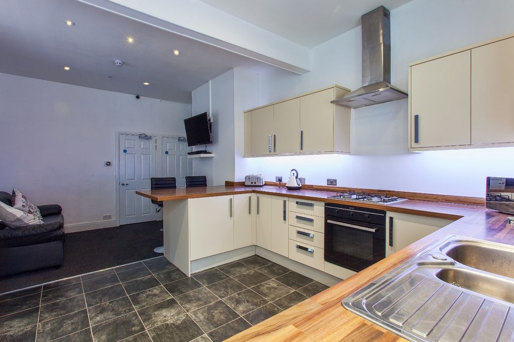 Property photo 2 of 9 Kitchen