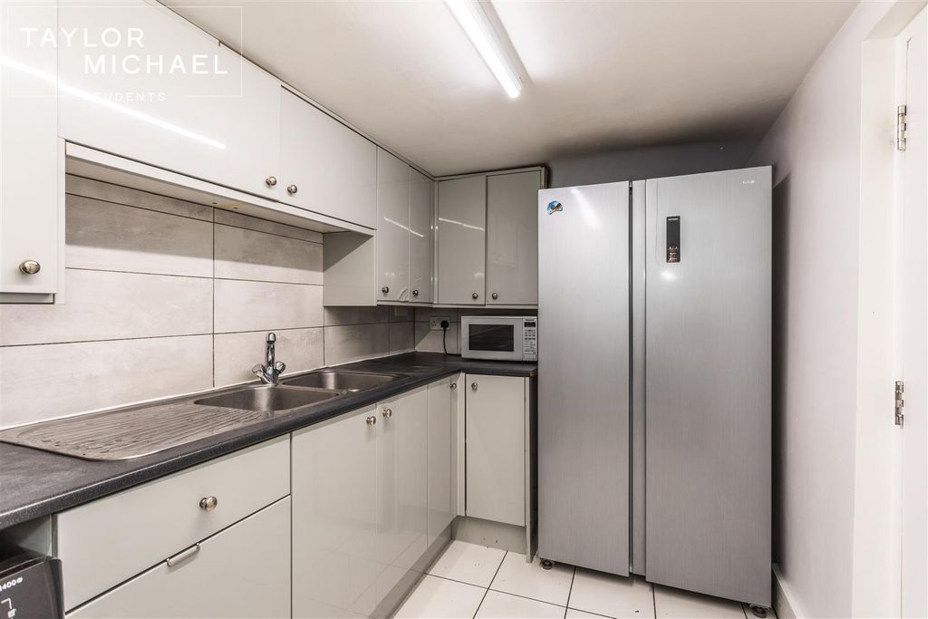 Property photo 3 of 20 Kitchen