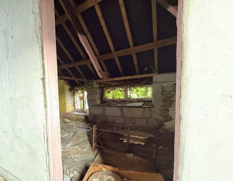 Property photo 3 of 7 Top Floor Room 1