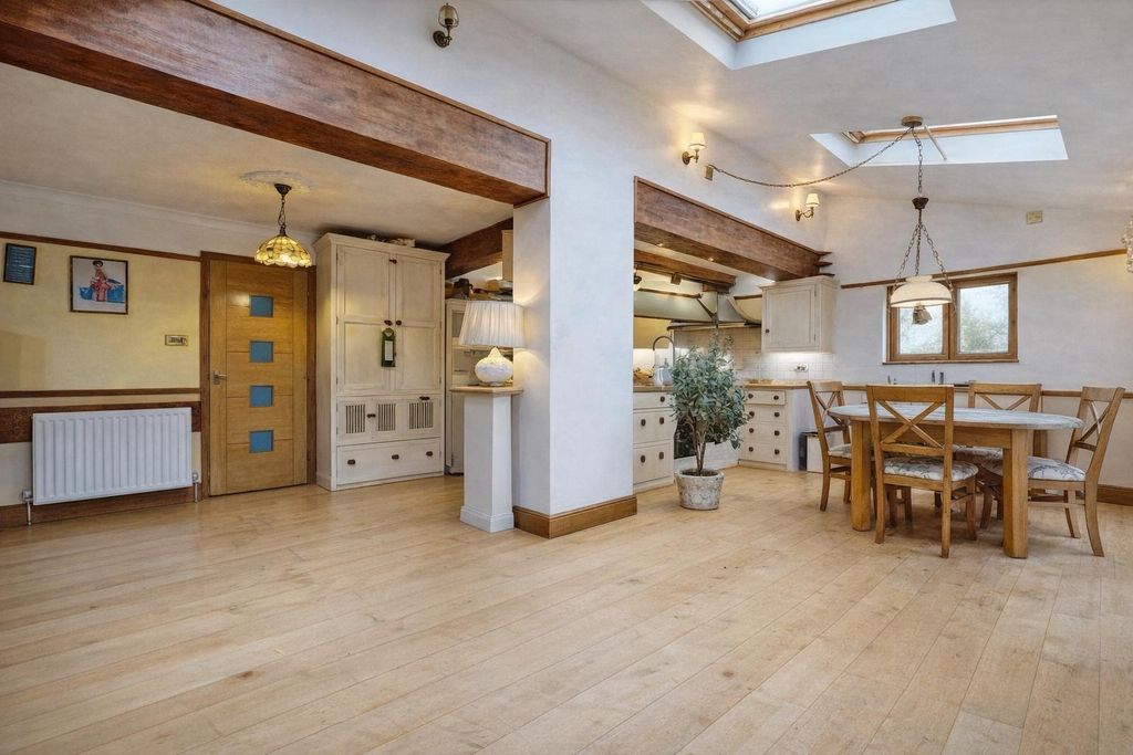 Property photo 3 of 18 0c820Edd-04d1-456B-B37B-4686Df479302.Jpg