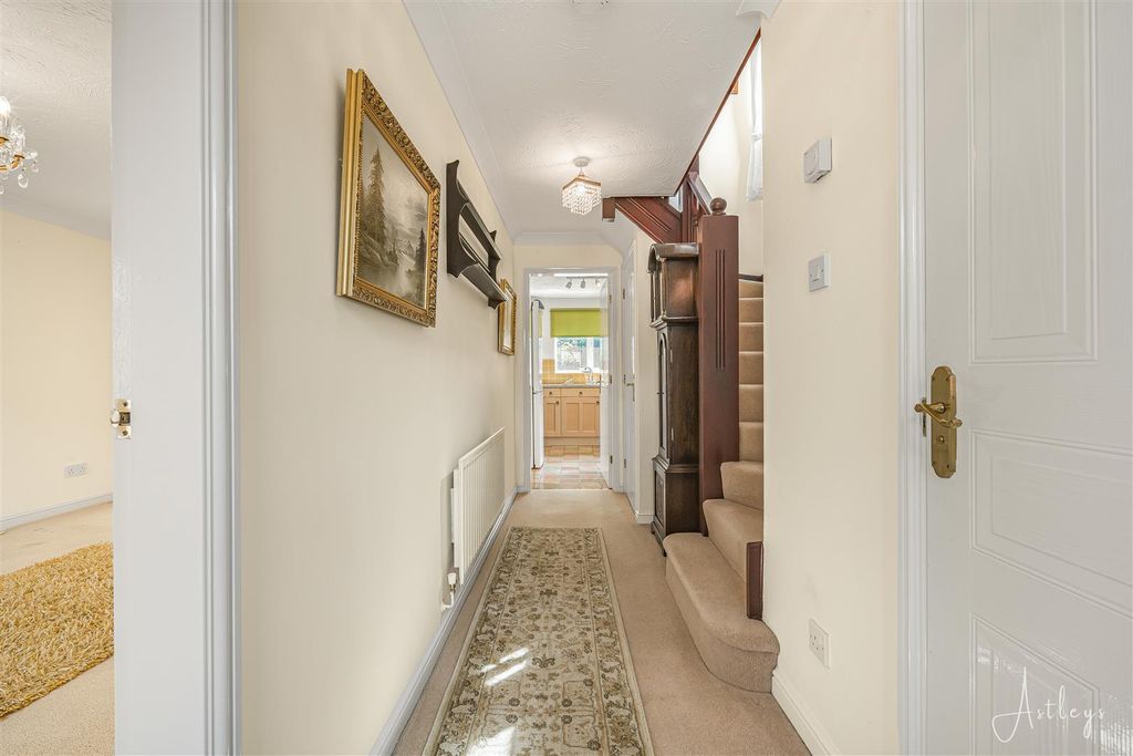 Property photo 2 of 21 Hallway