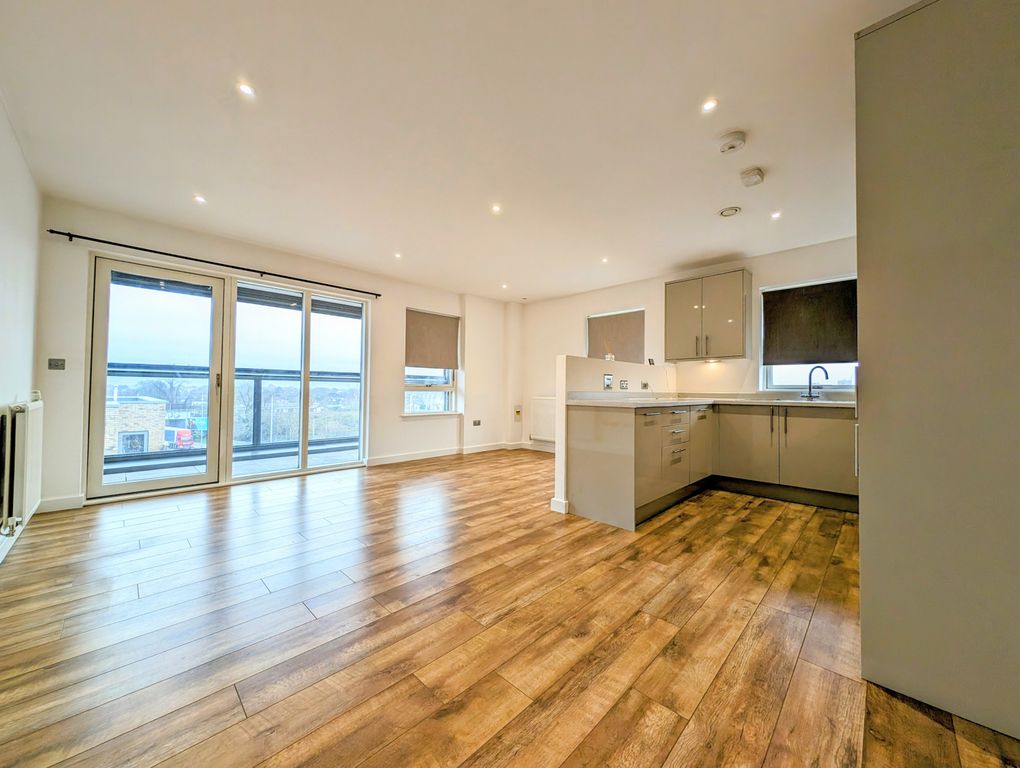 Property photo 1 of 13 Modern 2 Bed 2 Bath Flat