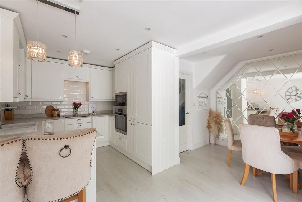 Property photo 3 of 19 Kitchen/Breakfast Area
