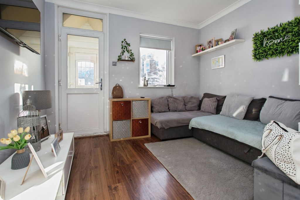 Property photo 3 of 13 Lounge