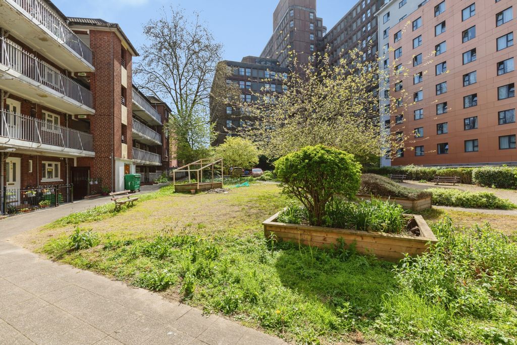Property photo 1 of 16 Gardens